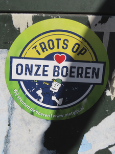 902438 Afbeelding van de sticker 'Trots op onze boeren', geplakt op een afvalbak bij de Muntbrug te Utrecht.N.B. Overal ...